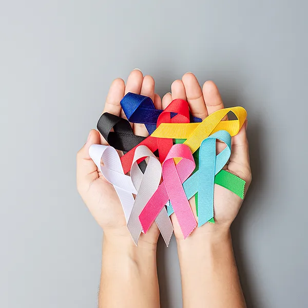 Weltkrebstag (4. Februar). farbenfrohe Sensibilisierungsbänder; blau, rot, grün, schwarz, grau, weiß, rosa und gelb zur Unterstützung von Menschen, die mit einer Krankheit leben