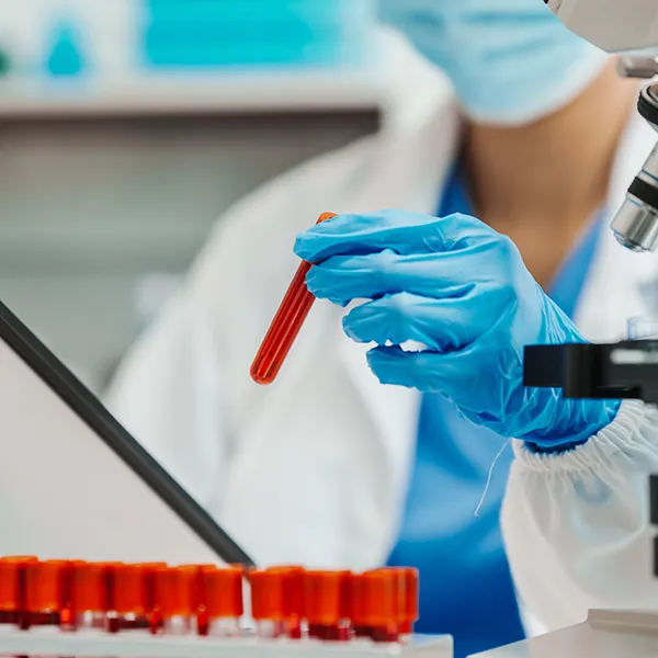 Nahaufnahme eines Wissenschaftlers, der einen präzisen Virus-Labortest durchführt,